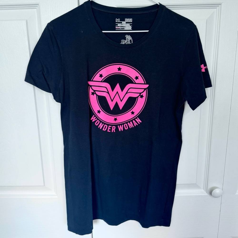 NWOT Under Armour Black and Hot Pink Wonder Woman T-Shirt MEDIUM